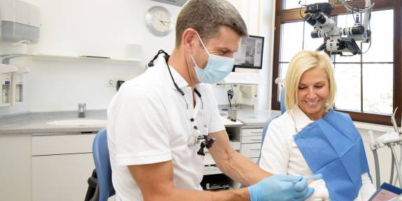 Dr. Groß behandelt eine Frau